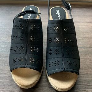 BLACK WEDGE SANDALS. NEW 9 1/2